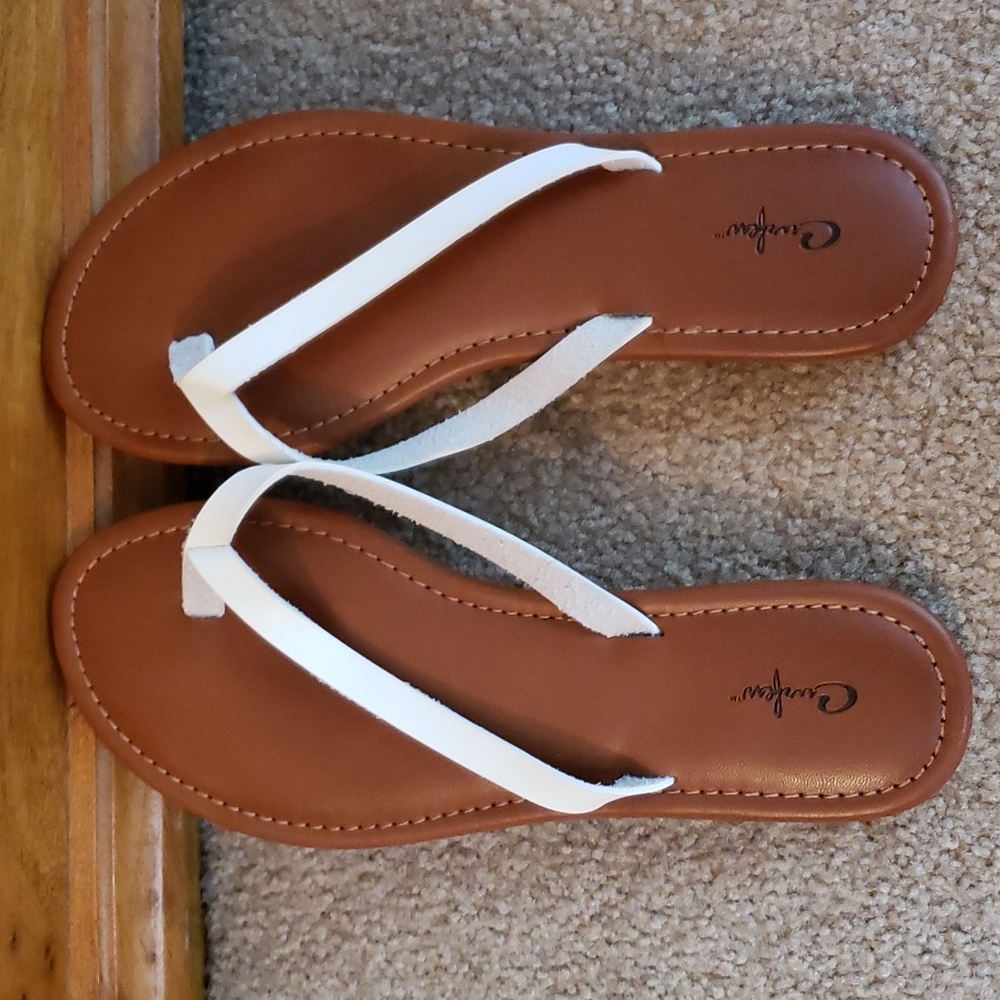 NWT - Flip flops with white leather straps